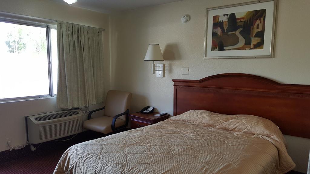 Carpet Inn Опеліка Екстер'єр фото
