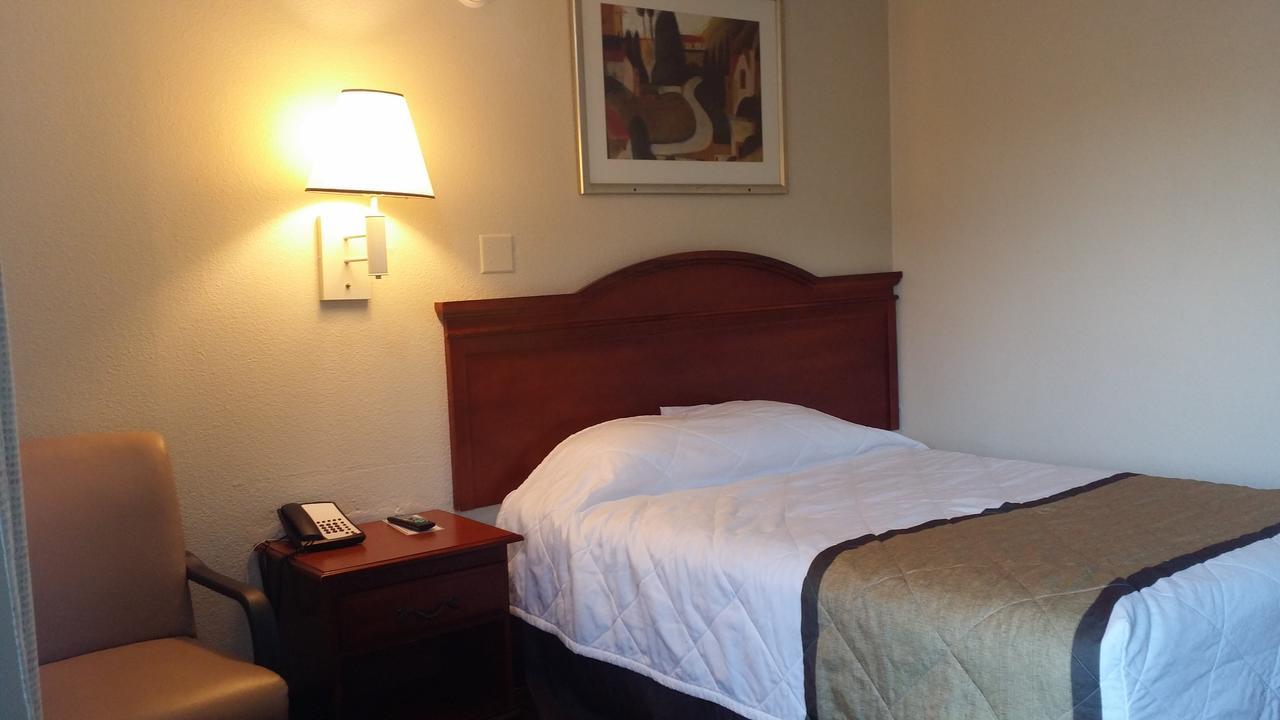 Carpet Inn Опеліка Екстер'єр фото