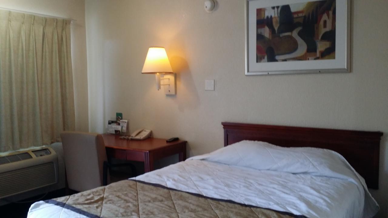 Carpet Inn Опеліка Екстер'єр фото