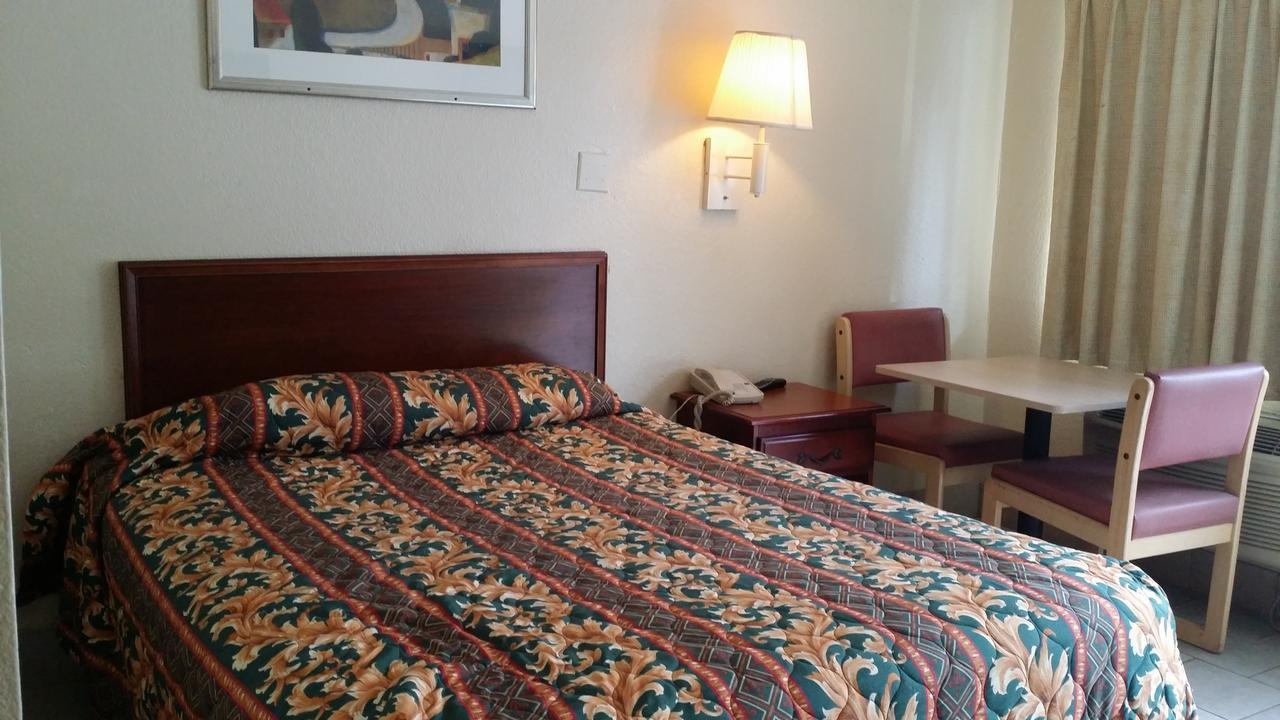 Carpet Inn Опеліка Екстер'єр фото
