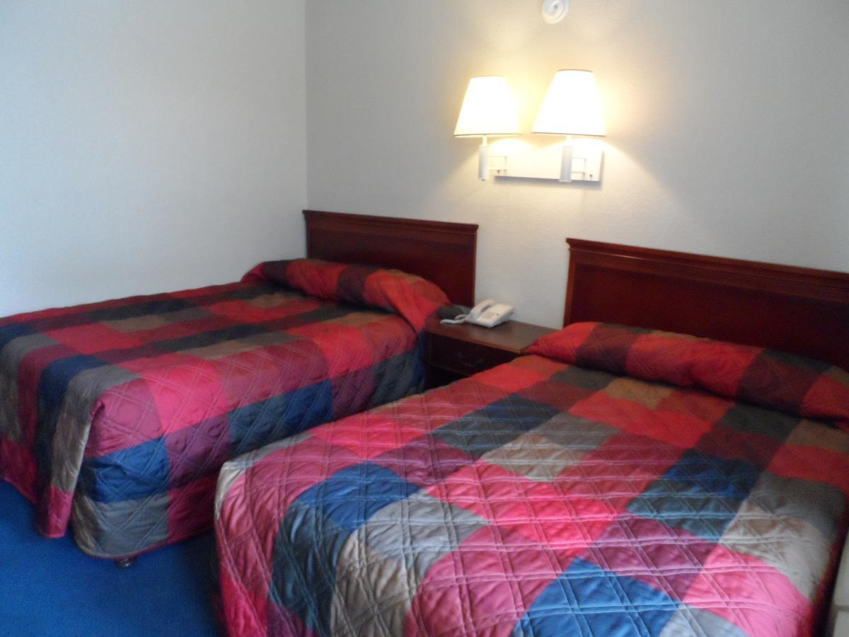 Carpet Inn Опеліка Екстер'єр фото