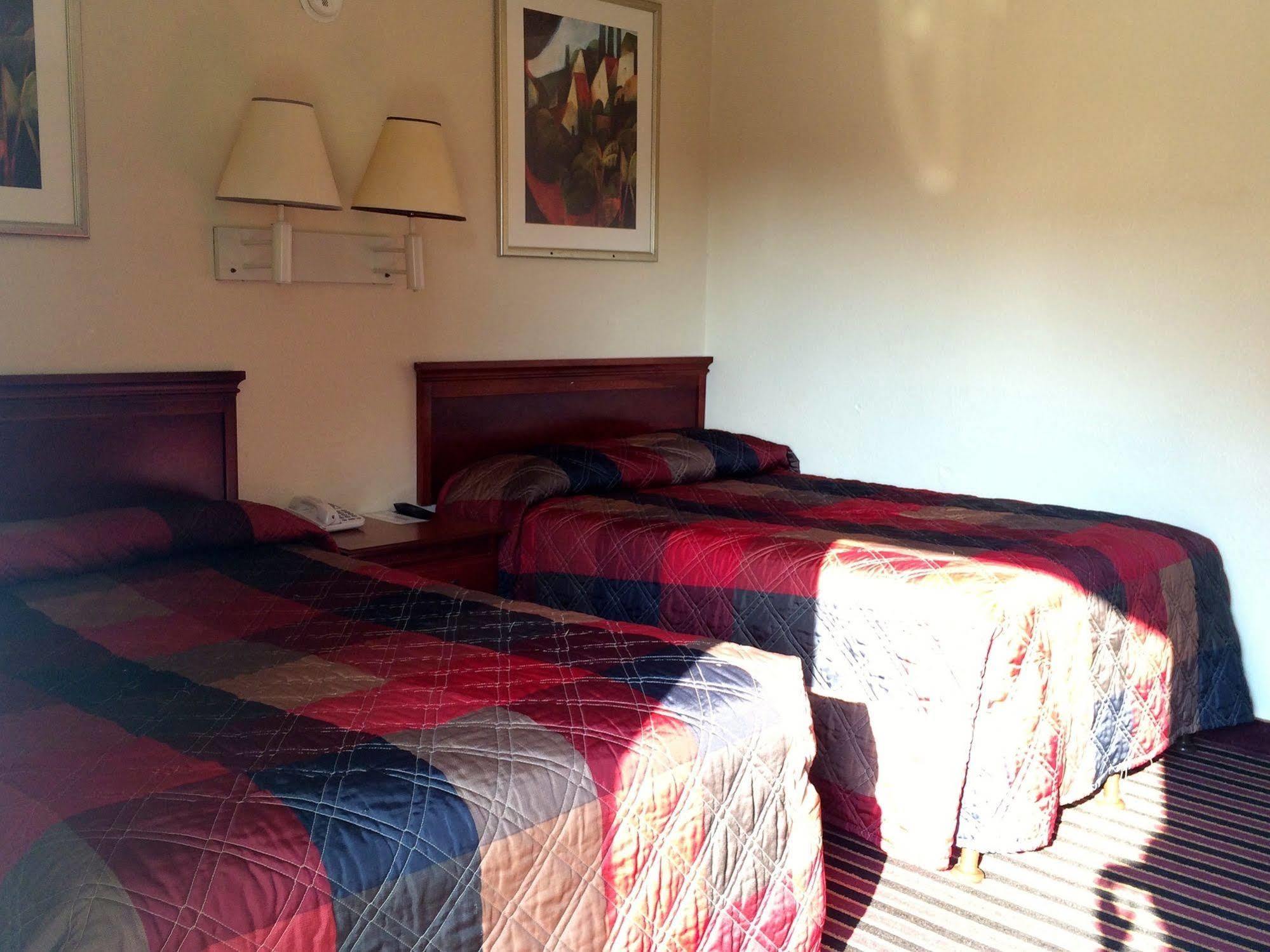 Carpet Inn Опеліка Екстер'єр фото