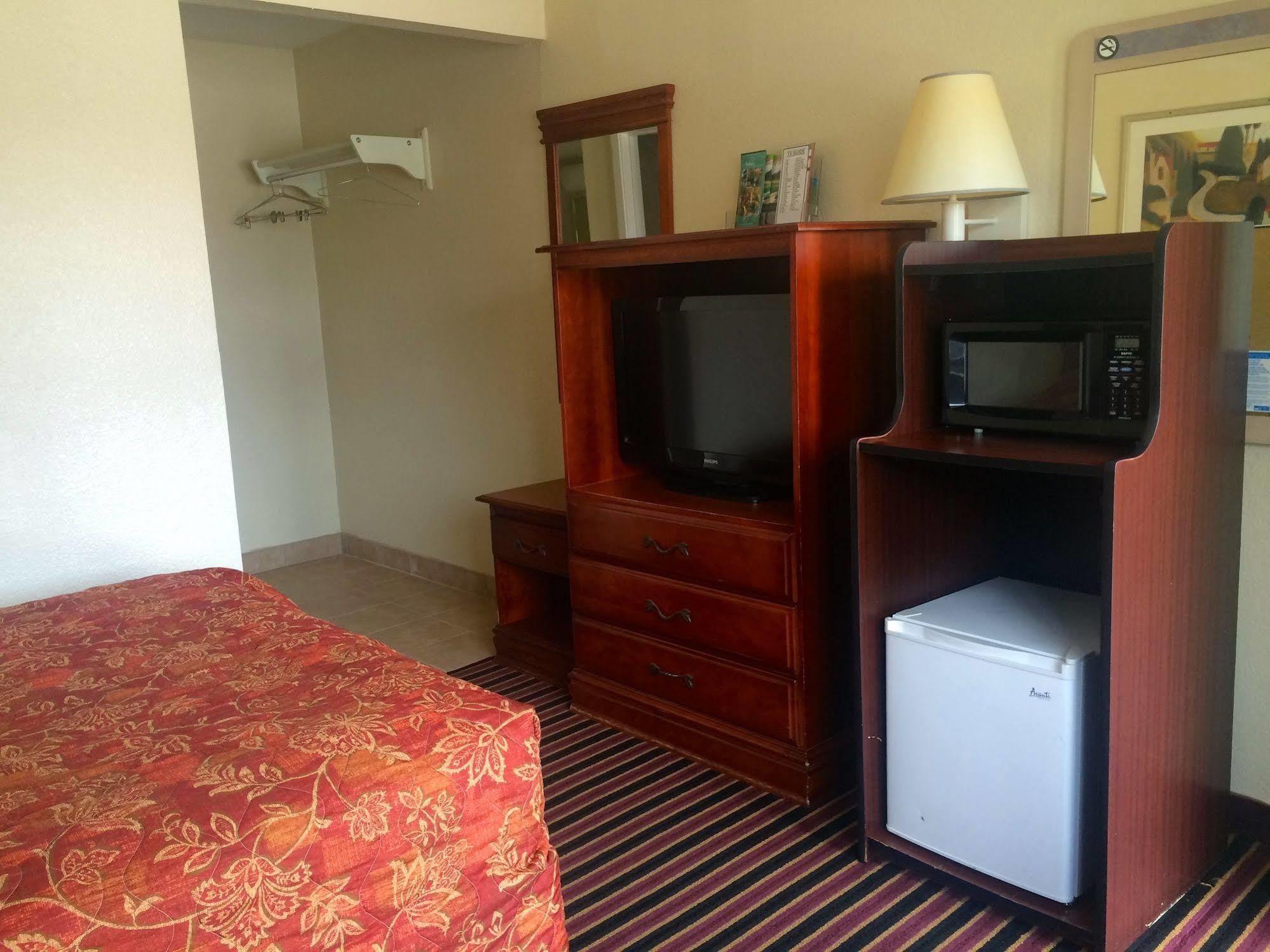 Carpet Inn Опеліка Екстер'єр фото